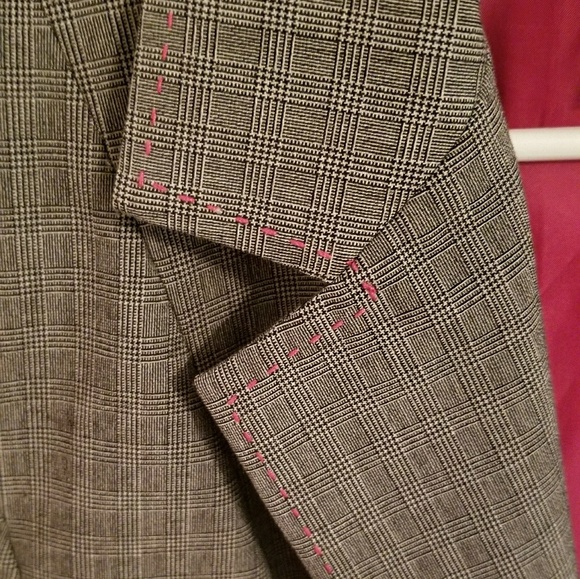 Like new blazer - Picture 2 of 4